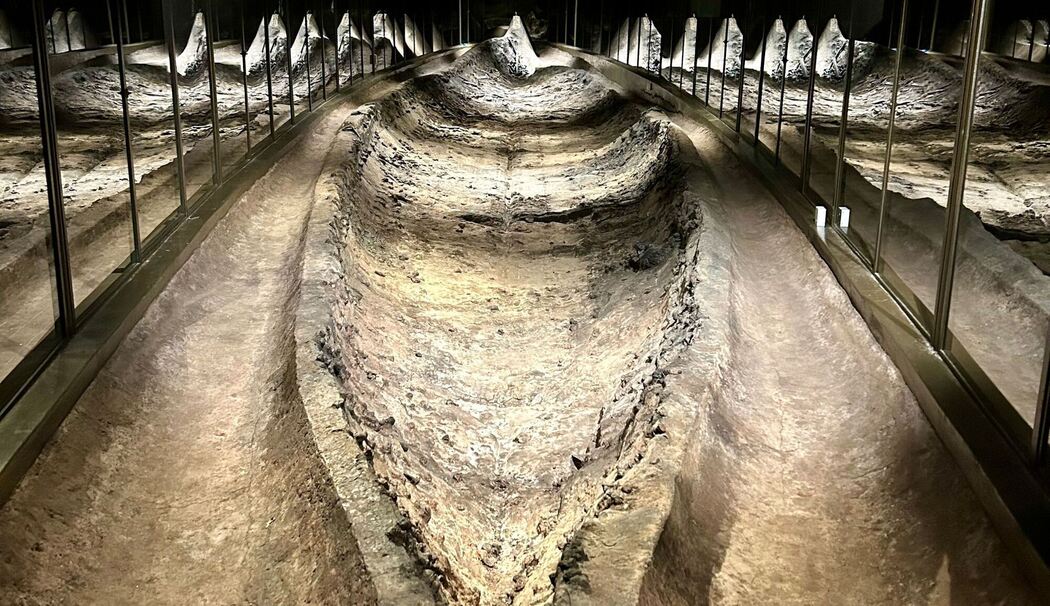 Freigelegte Überreste des Schiffsrumpfs in Ladby