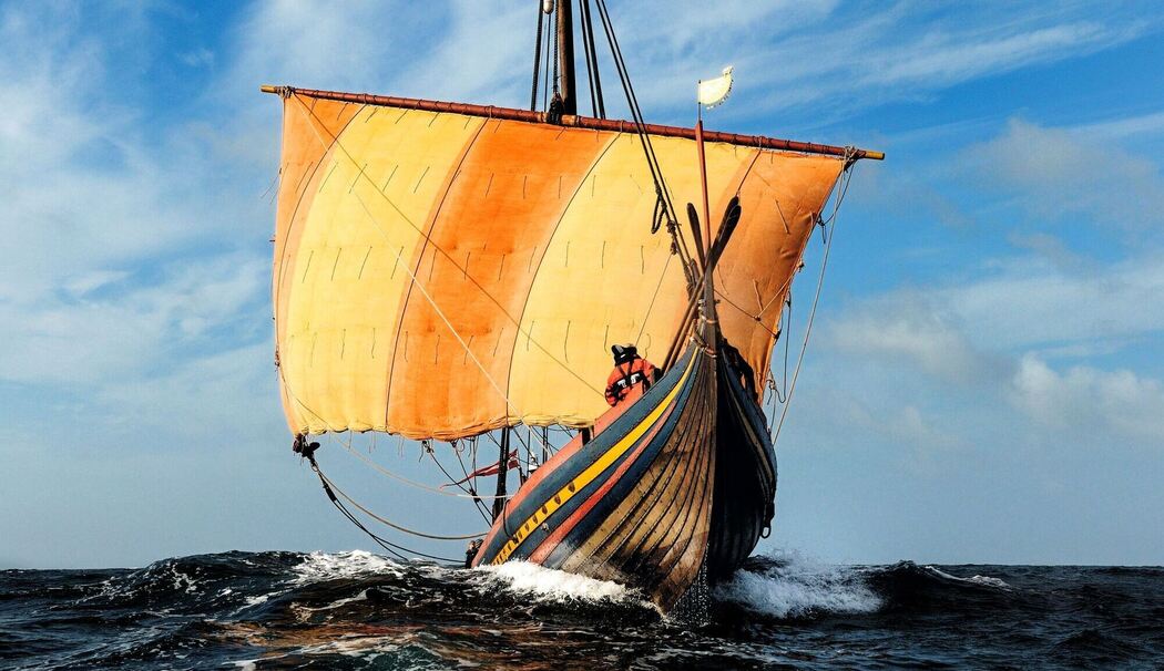 Nachbau eines Wikingerschiffs auf Fahrt