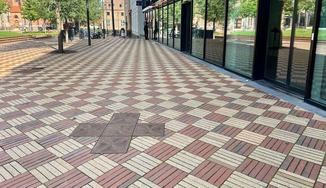 Das Kreuz markiert den einstigen Altar und Sterbeort von Knud IV.