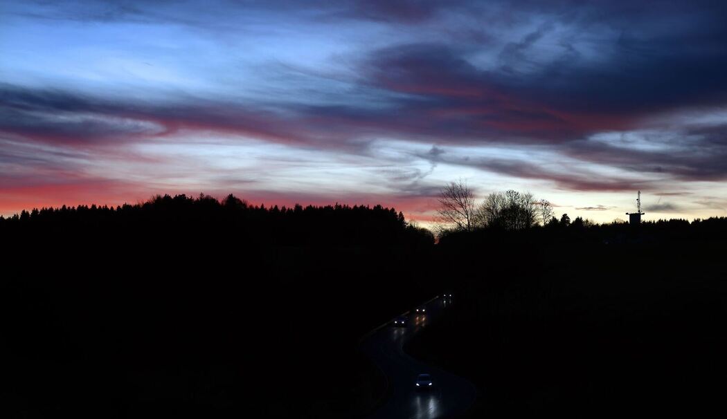Landstraße zur blauen Stunde