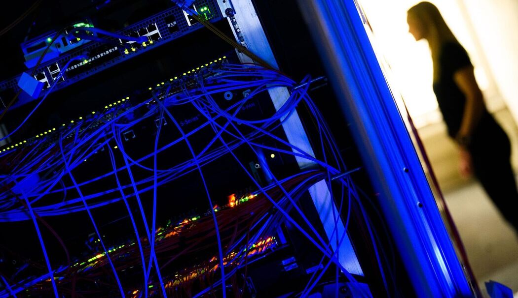 Ein Serverschrank mit blinkenden Lampen und Kabeln