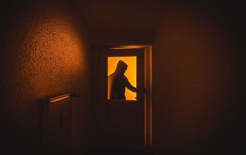 Ein Einbrecher verschafft sich Zutritt zu einer Wohnung