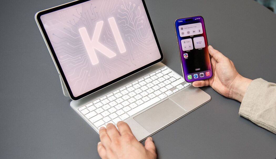 Ein Mann nutzt einen KI-Assistenten auf einem iPad und iPhone Ein Mann nutzt einen KI-Assistenten auf einem iPad und iPhone