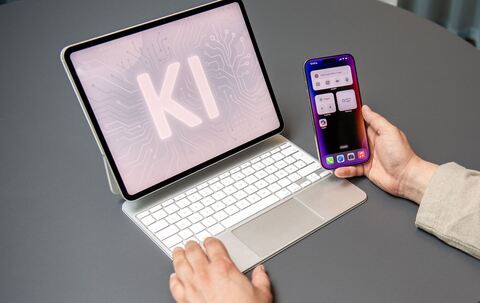 Ein Mann nutzt einen KI-Assistenten auf einem iPad und iPhone