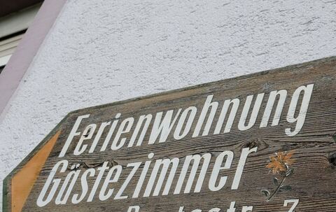 Hinweisschild &quot;Ferienwohnung&quot;