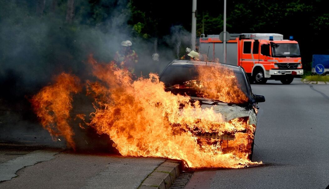 Ein Auto brennt in Flensburg