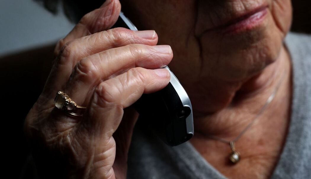 Ältere Frau telefoniert