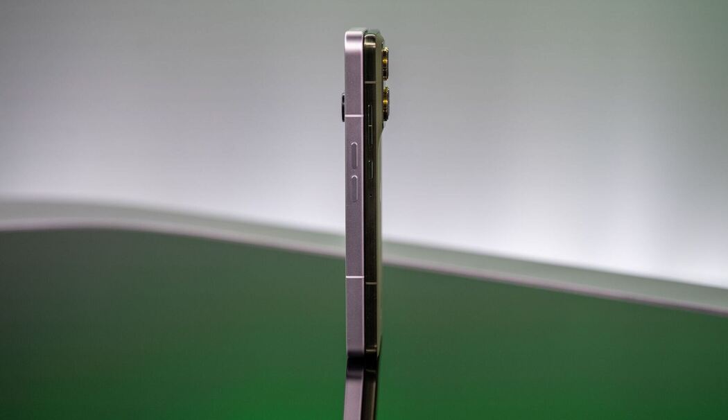 Das neue Motorola Edge 70 (r) neben dem Nothing Phone 3 (l)