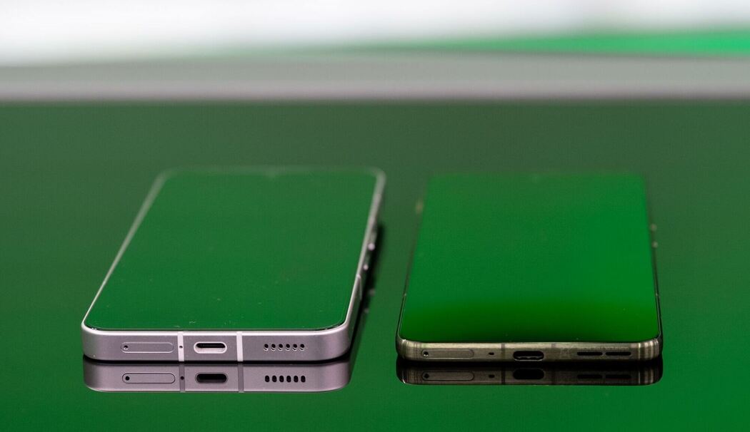 Das neue Motorola Edge 70 (r) neben dem Nothing Phone 3 (l)