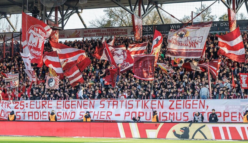 Fans des FC Bayern äußern sich zum Thema Stadionsicherheit.