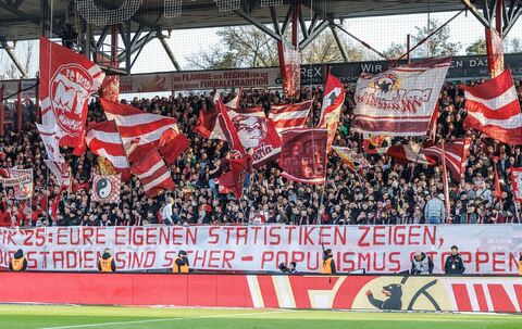 Fans des FC Bayern äußern sich zum Thema Stadionsicherheit.
