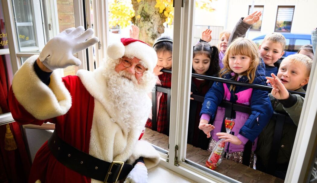 Ankunft des Weihnachtsmannes in Himmelpfort Ankunft des Weihnachtsmannes in Himmelpfort