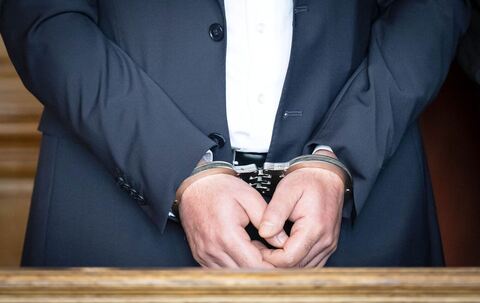 Angeklagter mit Handschellen