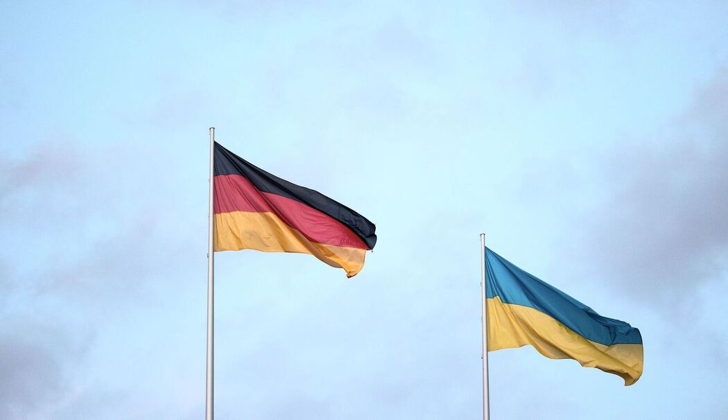 Deutsche und ukrainische Flagge Deutsche und ukrainische Flagge
