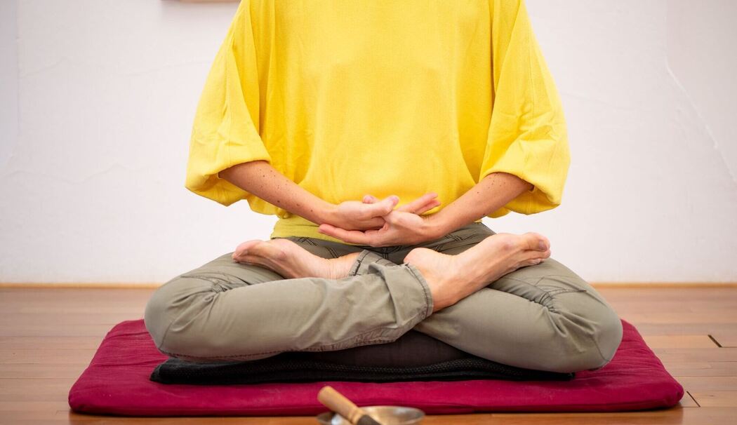 Eine Frau meditiert im Lotussity