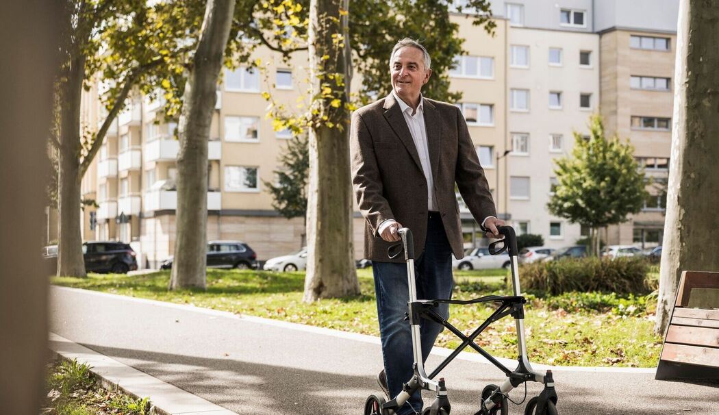 Senior läuft an einem Rollator