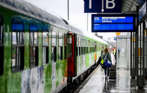 Fahrgäste des Alpen-Sylt-Nachtexpress von Sylt nach Salzburg