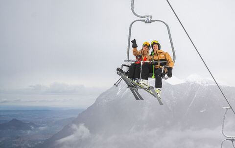 Skifahrer im Sessellift