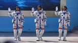Drei chinesische Astronauten starten ins All