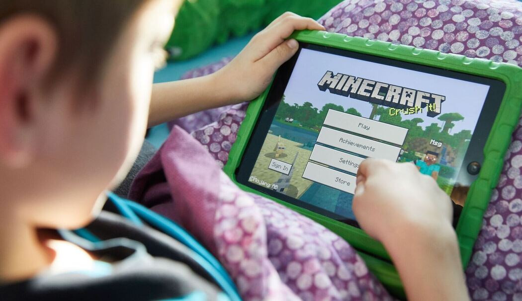 Ein Junge spielt das Computerspiel Minecraft.