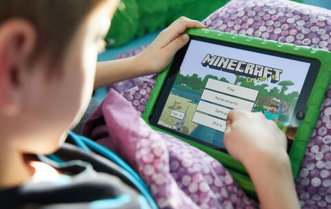 Ein Junge spielt das Computerspiel Minecraft.