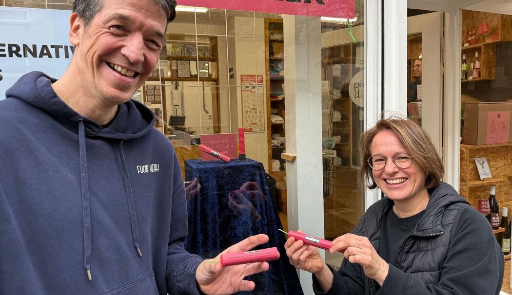 Zeitlupenböller - Eine Kerze, die wie ein Kracher aussieht Zeitlupenböller - Eine Kerze, die wie ein Kracher aussieht