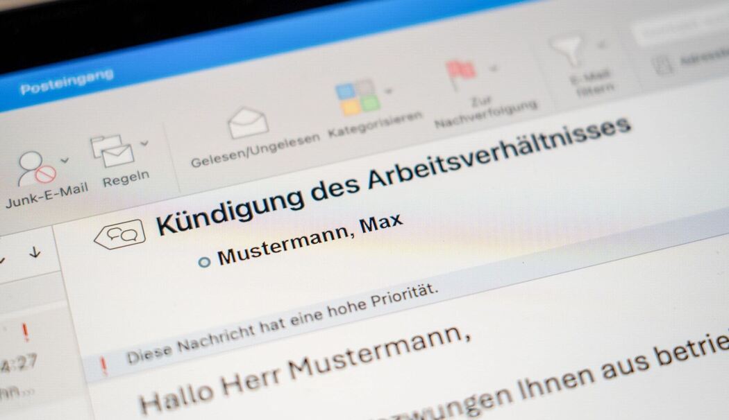 Mail mit einer Kündigung ist auf einem Laptop-Bildschirm zu sehen