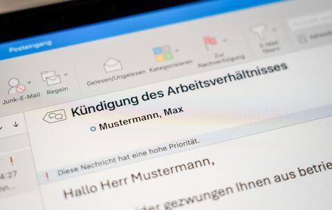 Mail mit einer Kündigung ist auf einem Laptop-Bildschirm zu sehen