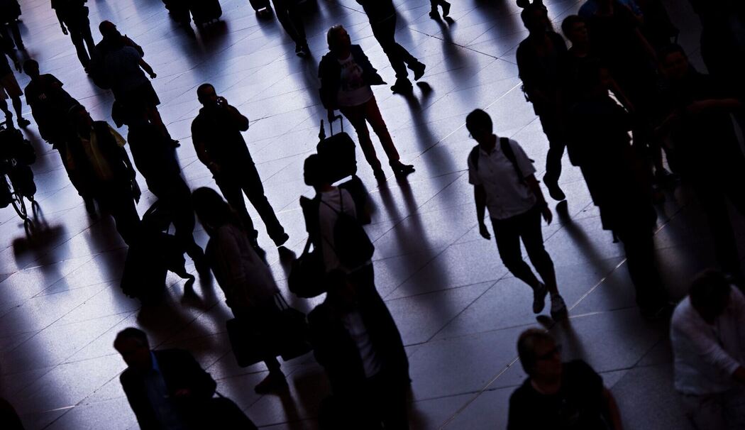 Silhouetten von Passanten im Hauptbahnhof in München