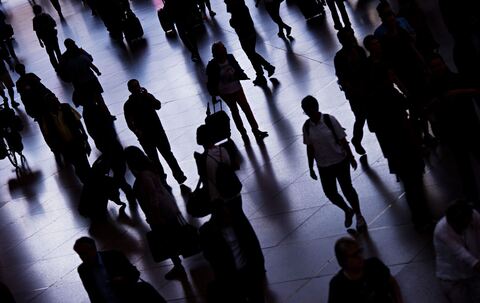 Silhouetten von Passanten im Hauptbahnhof in München