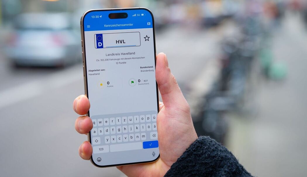 Ein Mann nutzt die App Kennzeichensammler auf einem Smartphone Ein Mann nutzt die App Kennzeichensammler auf einem Smartphone