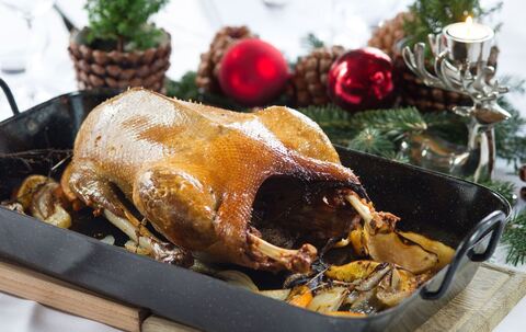 Ein Gänsebraten steht auf einem festlich gedeckten Tisch