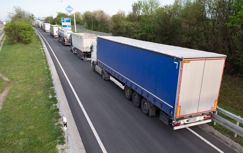 Lkw-Parkplätze auf Autobahn
