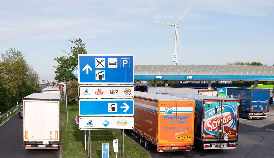 Lkw-Parkplätze auf Autobahn