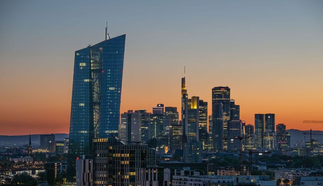 EZB vor Bankenskyline Frankfurt
