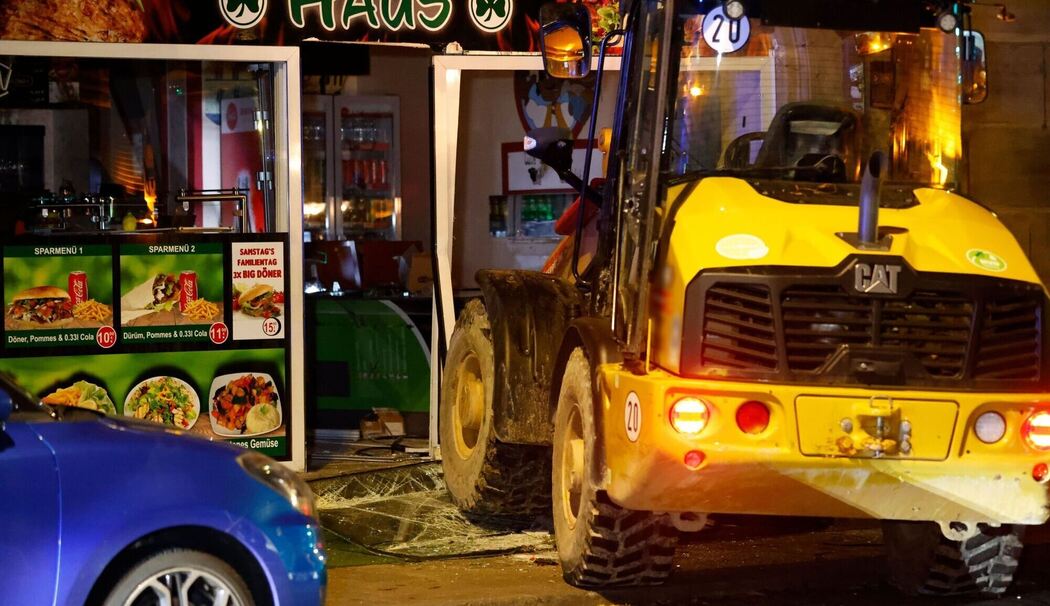 Mit Radlader gegen Schaufenster - Einbrecher festgenommen Mit Radlader gegen Schaufenster - Einbrecher festgenommen