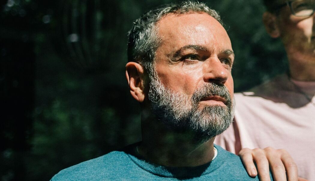 Ein Mann blickt aus dem Fenster