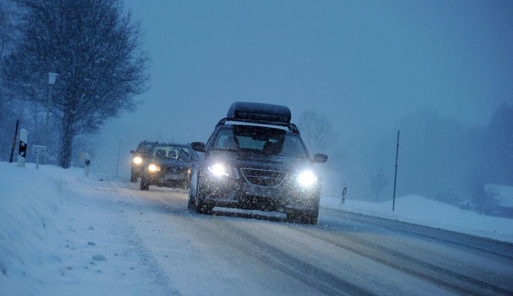 Autos fahren auf einer winterlichen Landstraße Autos fahren auf einer winterlichen Landstraße