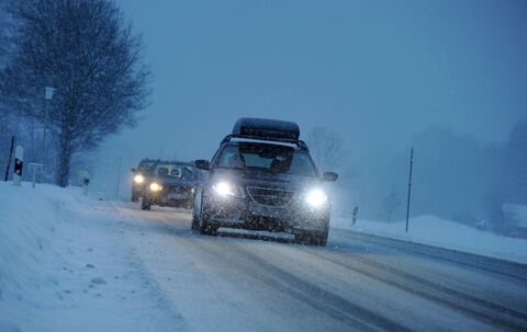 Autos fahren auf einer winterlichen Landstraße