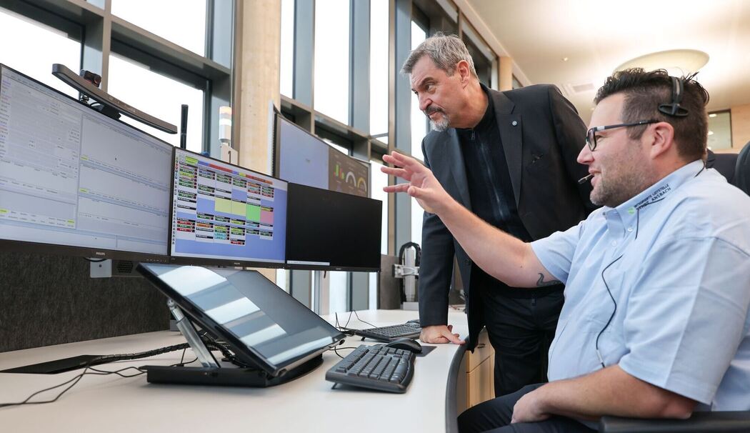 Söder besichtigt neue Integrierte Leitstelle Söder besichtigt neue Integrierte Leitstelle