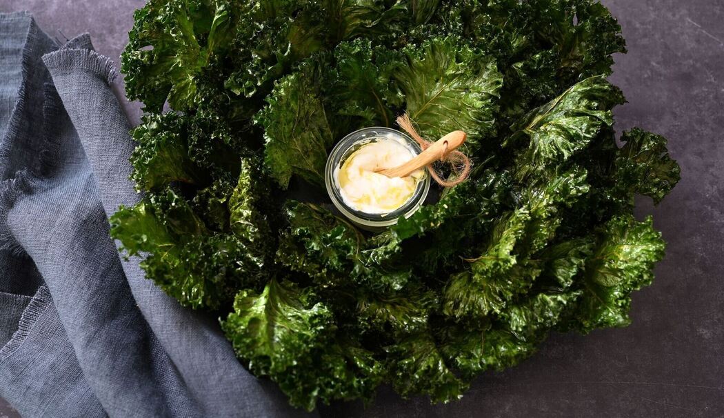 Grünkohlchips mit Zitronen-Joghurt-Dip