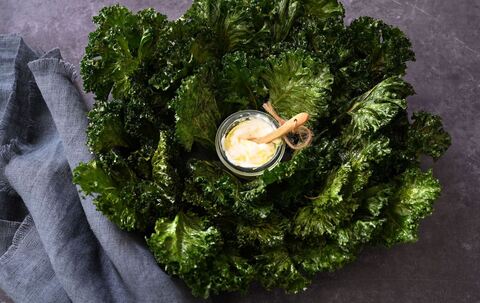 Grünkohlchips mit Zitronen-Joghurt-Dip