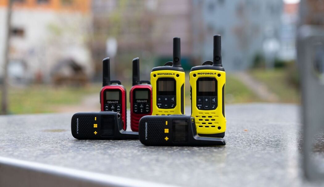 Verschiedene Walkie-Talkies auf einer Steinplatte