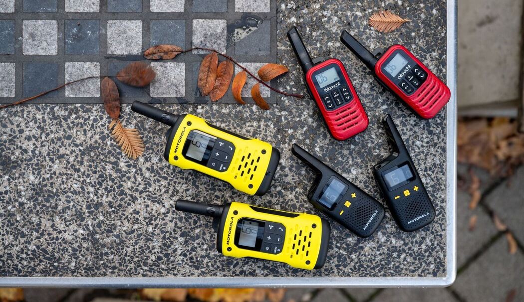 Verschiedene Walkie-Talkies auf einer Steinplatte