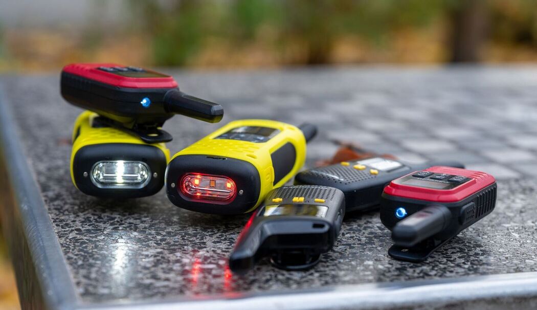 Verschiedene Walkie-Talkies auf einer Steinplatte