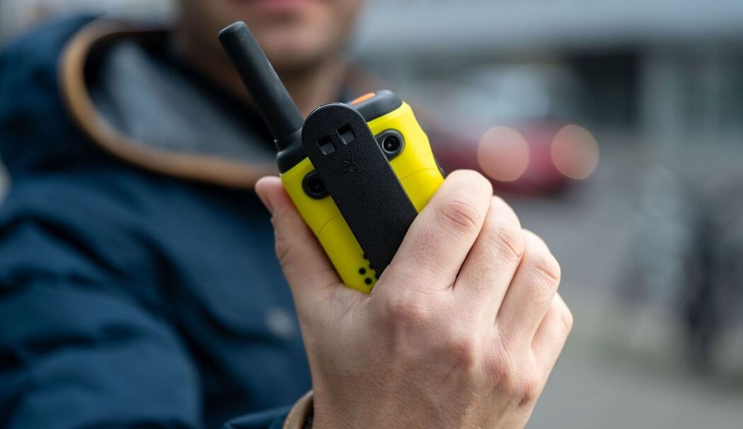 Ein Mann hält ein Walkie-Talkie in seiner Hand