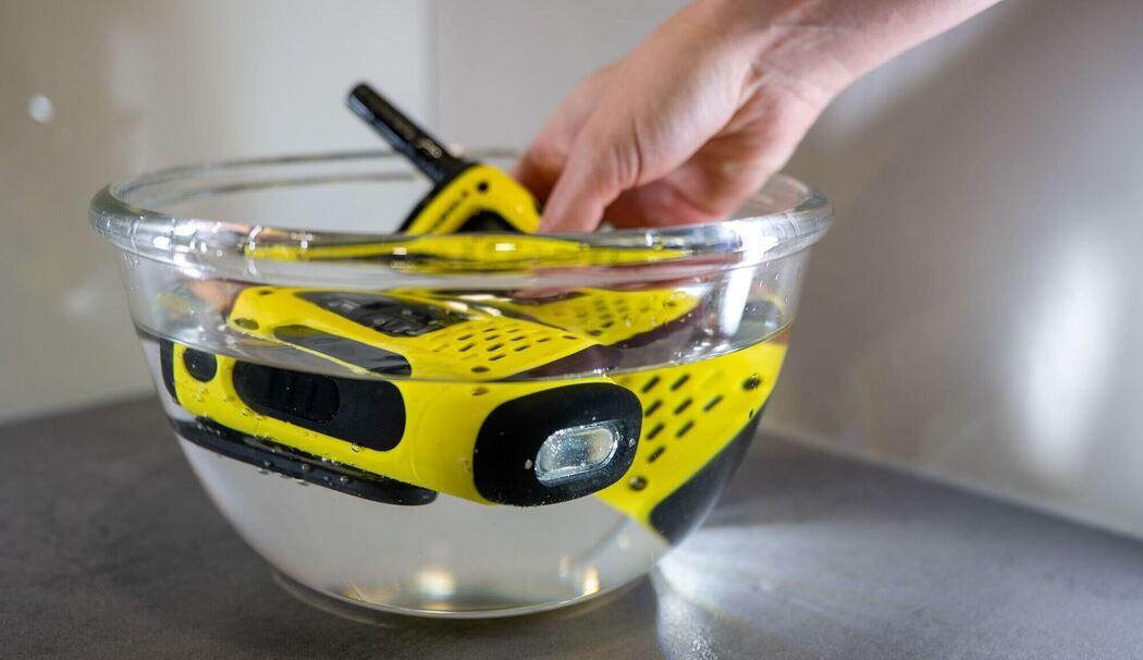 Zwei Walkie-Talkies in einer Wasserschale