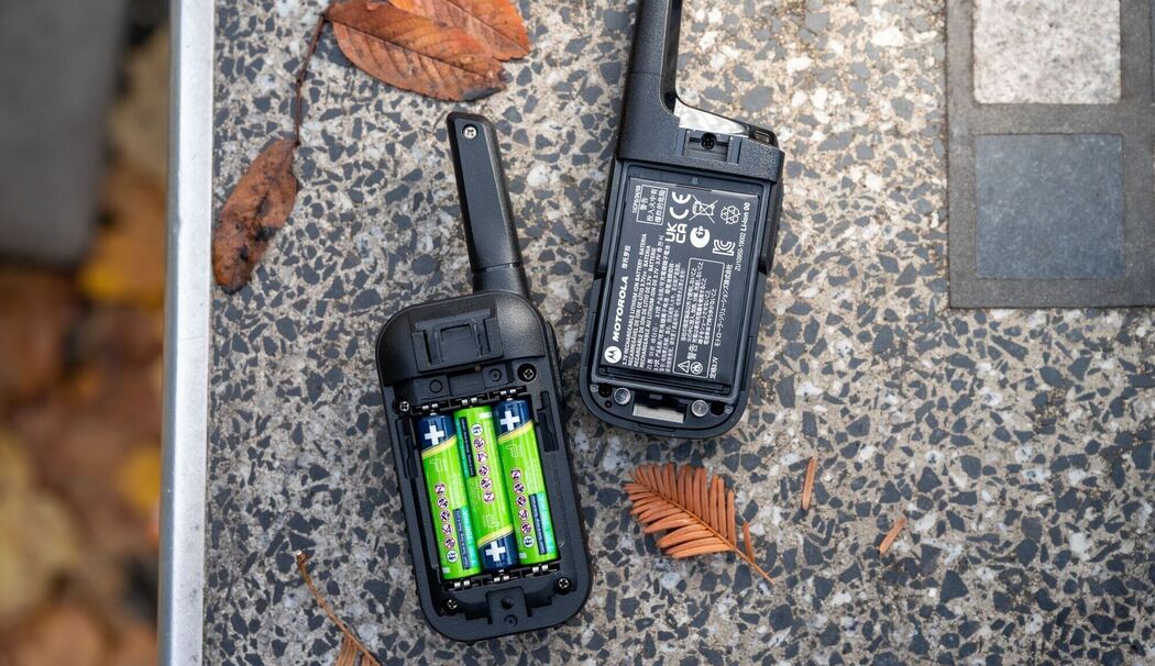 Verschiedene Walkie-Talkies auf einer Steinplatte