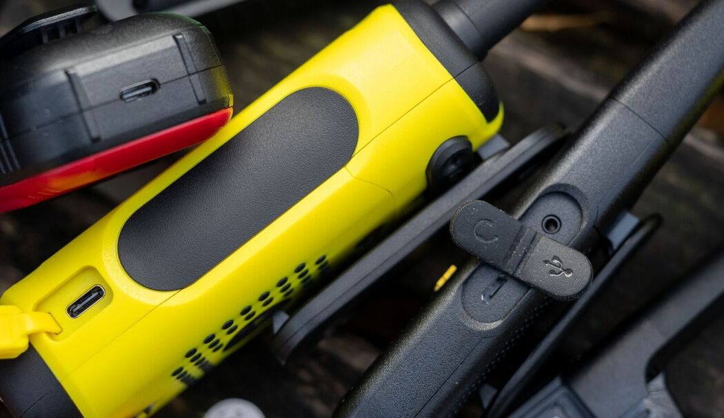 Verschiedene Walkie-Talkies auf Holzbrettern