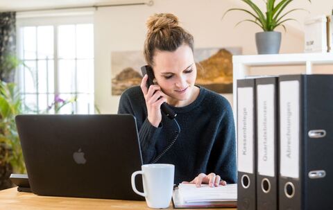 Eine Frau macht ihre Steuererklaerung